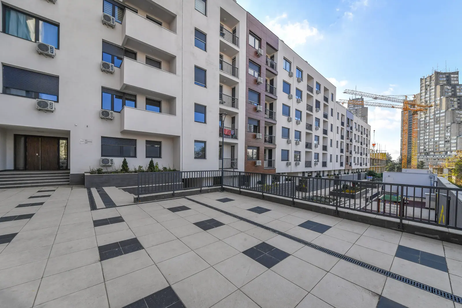 https://granitinvest.rs/wp-content/uploads/2021/05/stambeno-poslovni-kompleks-east-side-00.webp